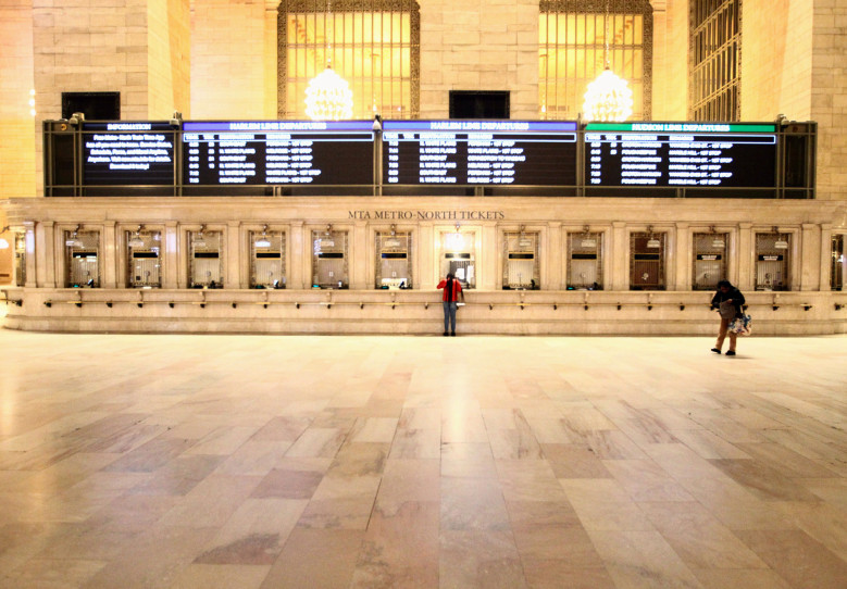 Grand Central Terminal trong giờ cao điểm nhưng chí có vài người qua lại.