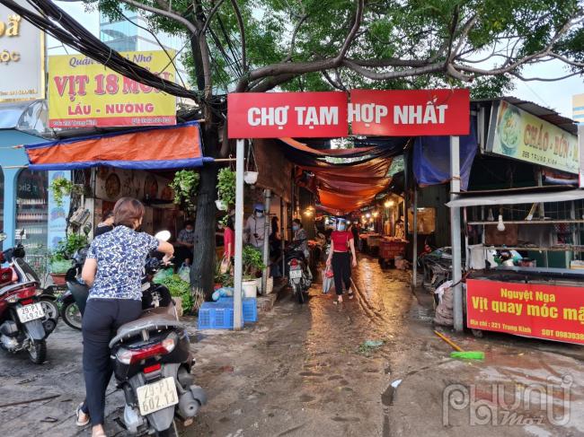   Nhiều người dân đi chợ từ rất sớm để mua lượng thực,chợ Tam Hợp Nhất, Trung Kính ảnh chụp 5 giờ sáng ngày 24/7  