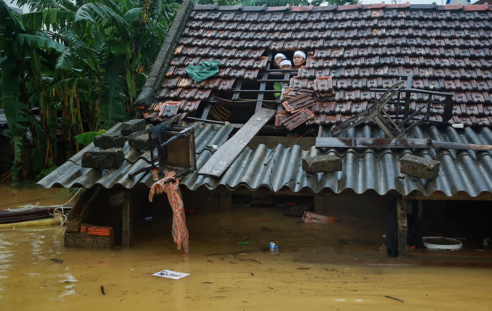 Hơn cả tháng, người dân  miền Trung  chìm trong nước lũ. Ảnh: Hữu Khoa