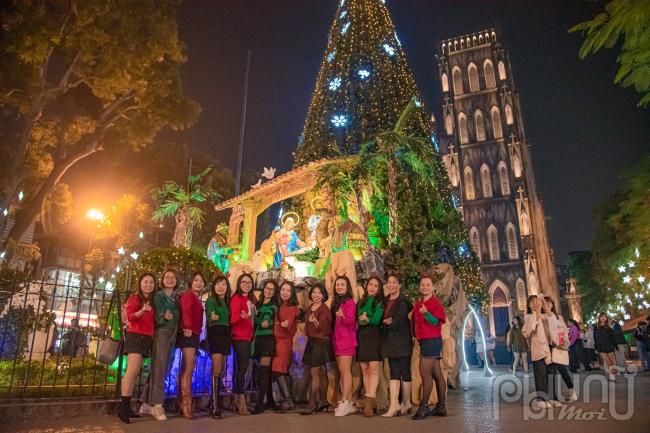 Năm nay cây thông Noel khổng lô được đặt lệch về phía bên phải phía trước nhà thờ cao hơn 20m được xây dựng công phu từ hệ thống giàn giáo bằng thép, phủ bên ngoài là các cành lá thông, trang trí bằng nhiều đèn LED, quả châu, bông tuyết...