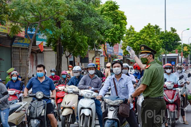 Nhắc nhở mọi người dân chuẩn bị giấy tờ đi đường cầm sẵn trên tay để lực lượng chức năng kiểm tra nhanh chóng, tránh trường hợp xe cộ đồng loạt dừng lại tìm kiêm giấy tờ gây ùn tắc.