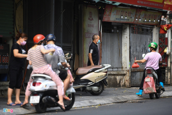           Tại một số cửa hàng bán bánh giò trên phố Thụy Khuê, cửa được kéo thấp. Khi lực lượng chức năng đi khỏi họ lại kéo lên tiếp tục kinh doanh.          