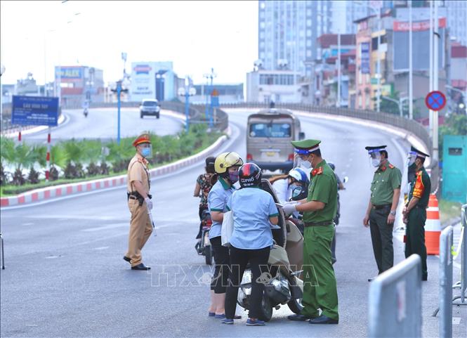 Mọi người dân muốn qua chốt cầu Vĩnh Tuy phải có đầy đủ giấy tờ hợp lệ. 