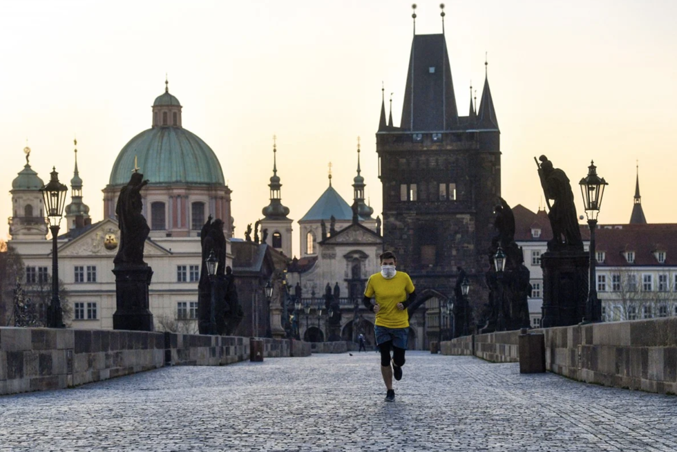   Prague, thủ đô của Cộng hòa Séc, gần như bị bỏ hoang vì sự bùng phát của COVID-19, gây ra sự chậm trễ của hội nghị thượng đỉnh 17 + 1. Ảnh: DPA  