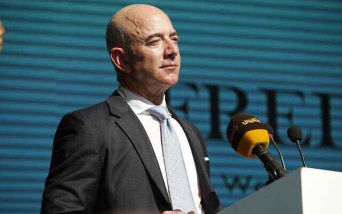 Tỉ phú Jeff Bezos thuộc tập đoàn Amazon  