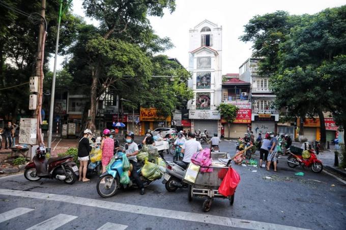 Từ sáng sớm 16/8, hàng chục tiểu thương cùng người đi chợ tràn xuống lòng đường khu vực bốt Hàng Đậu, bất chấp quy định phòng chống dịch (Ảnh chụp lúc 6h sáng). (Ảnh: Thành Đạt/TTXVN)