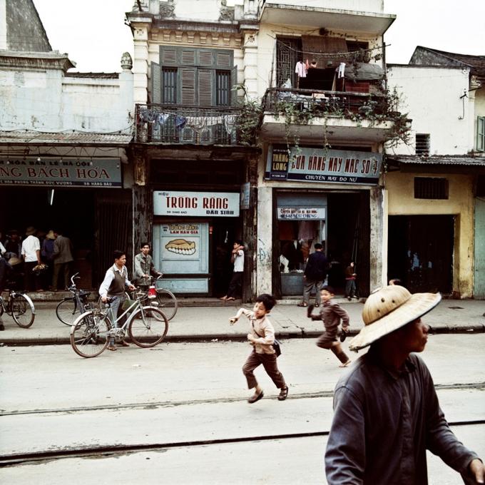 Phố Hàng Đào năm 1975. Hàng Đào tên thời Pháp thuộc là Rue de la Soie (phố bán lụa), dài 260 m, nằm ở phía Bắc Hồ Gươm. Nơi đây được coi là trục đường chính của 36 phố phường. Phố nổi tiếng với nghề nhuộm, buôn bán lụa.