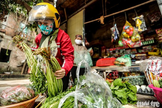 Dù bị cách ly nhưng người dân xã Sơn Lôi vẫn sẽ được đi lại, buôn bán, sản xuất trong phạm vi xã. Hàng rau của bà Nguyễn Thị Thắng ở thôn Nhân Nghĩa chỉ lác đác vài khách.