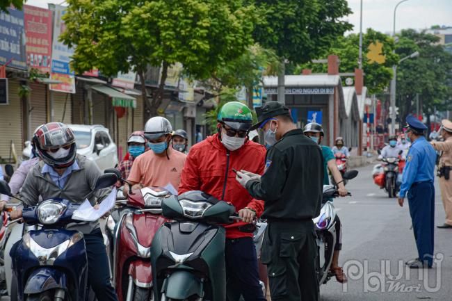 Trong buổi sáng 8/9, rất nhiều người dân đi lại đều được cấp giấy đi đường mẫu mới kèm theo mã QR code.