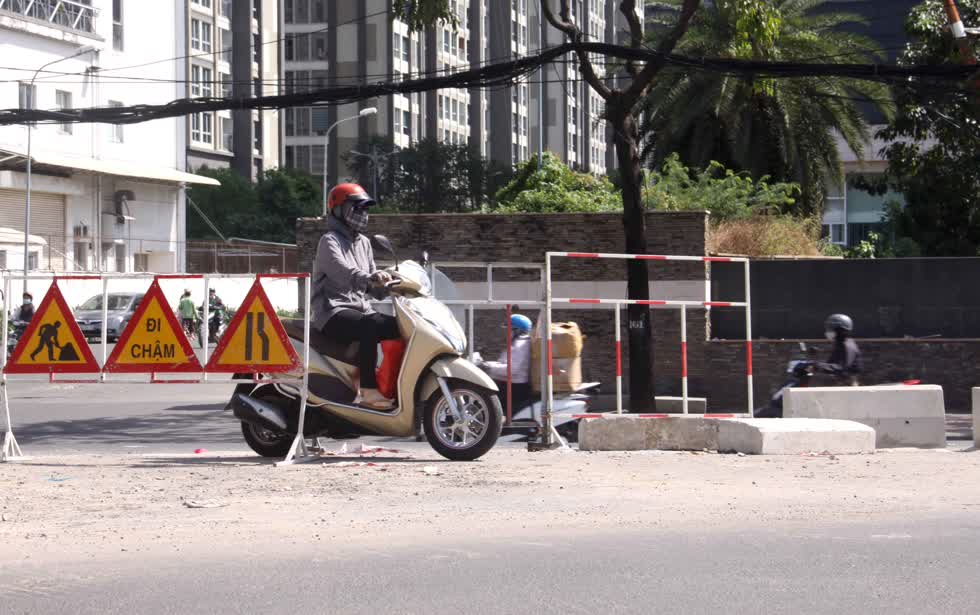  Không khí thi công dự án nâng cấp tuyến đường Nguyễn Hữu Cảnh khá vắng lặng, nhiều đoạn rào chắn nằm