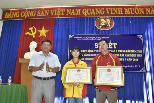 Ông Đặng Văn Cường, Giám đốc Trung tâm Huấn luyện và thi đấu TDTT tỉnh Bà Rịa Vũng Tàu trao Bằng khen của Chủ tịch UBND tỉnh cho VĐV Nghiêm Thảo Tâm và HLV Phùng Nguyên Tường Minh, đội tuyển cờ vua tỉnh.