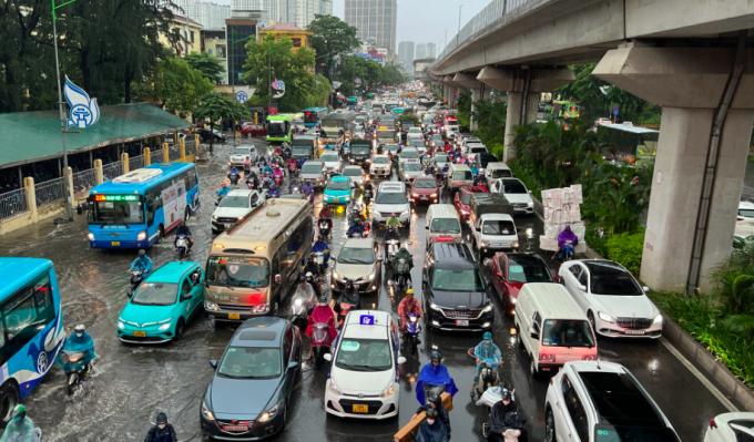 Các phương tiện trên đường Nguyễn Trãi nhích từng mét (Ảnh: Nguyễn Trường)