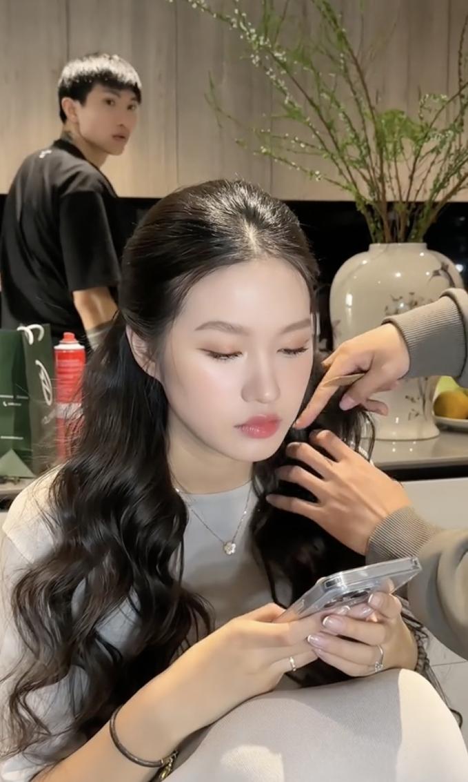 Doãn Hải My make-up để chụp ảnh quảng cáo ngay tại nhà