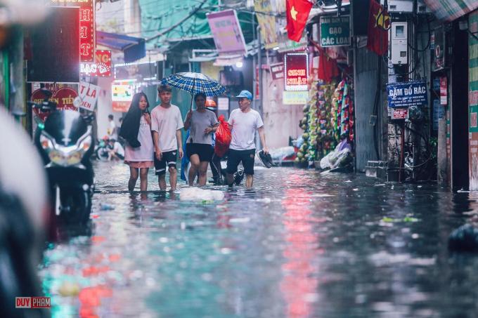 Nhiều tuyến phố Hà Nội ngập sâu sau cơn mưa lớn