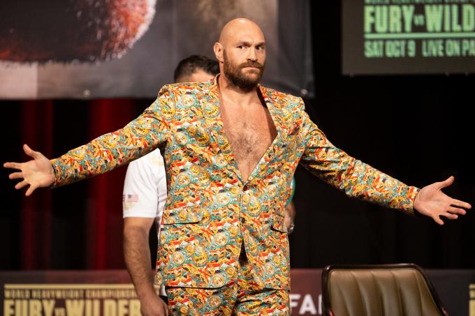 Tyson Fury đứng đầu tiên