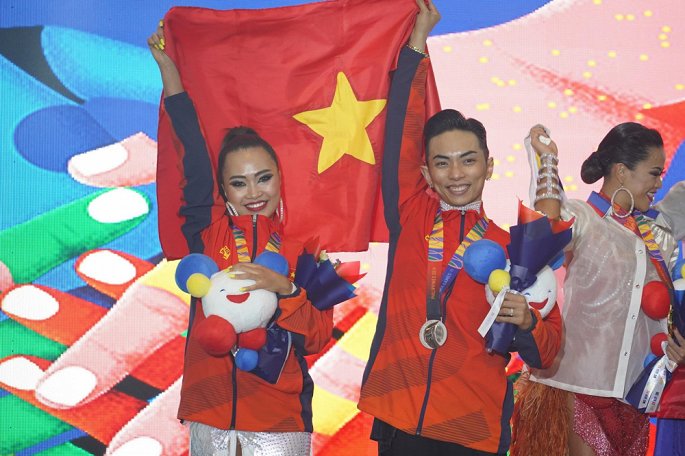 Phan Hiển - Nhã Uyên giành huy chương vàng SEA Games bộ môn dance sport