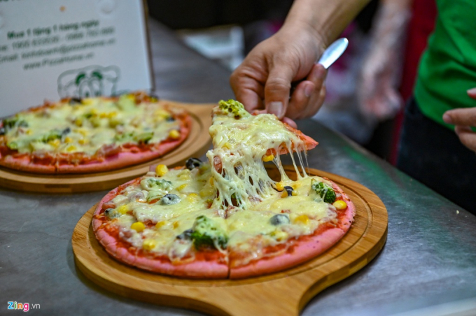 Những chiếc bánh pizza đế hồng lạ mắt. 