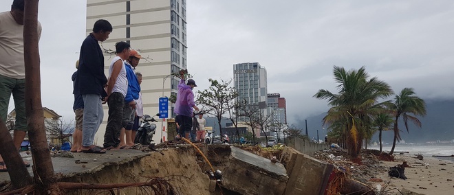 Kè biển nhiều khu vực tại Đà Nẵng bị sạt lở nghiêm trọng. Ảnh: Đoàn Nguyên 