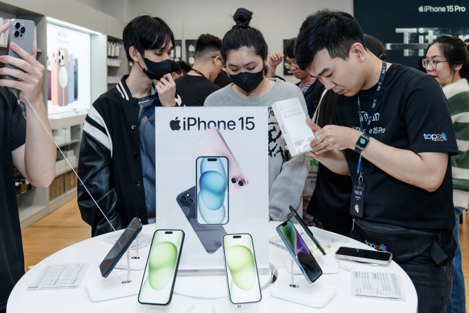 iPhone 15 Pro Max màu titan tự nhiên đang được một số cò mồi hét giá lên tới 40 triệu đồng, đắt hơn 5 triệu đồng so với giá trên Apple Store Online và các hệ thống AAR.