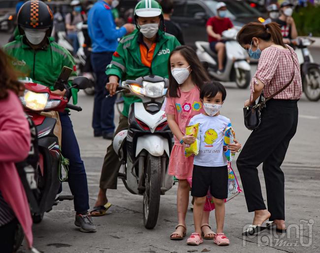 Biển người ùn ùn kéo nhau đi du lịch, về quê nghỉ lễ 30/4