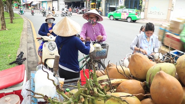 Thu nhập  3,5 - 5 triệu đồng/ngày nhờ vào bán dừa dạo