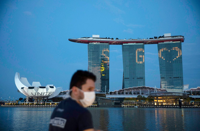   Người dân đeo khẩu trang phòng lây nhiễm COVID-19 tại Singapore.  