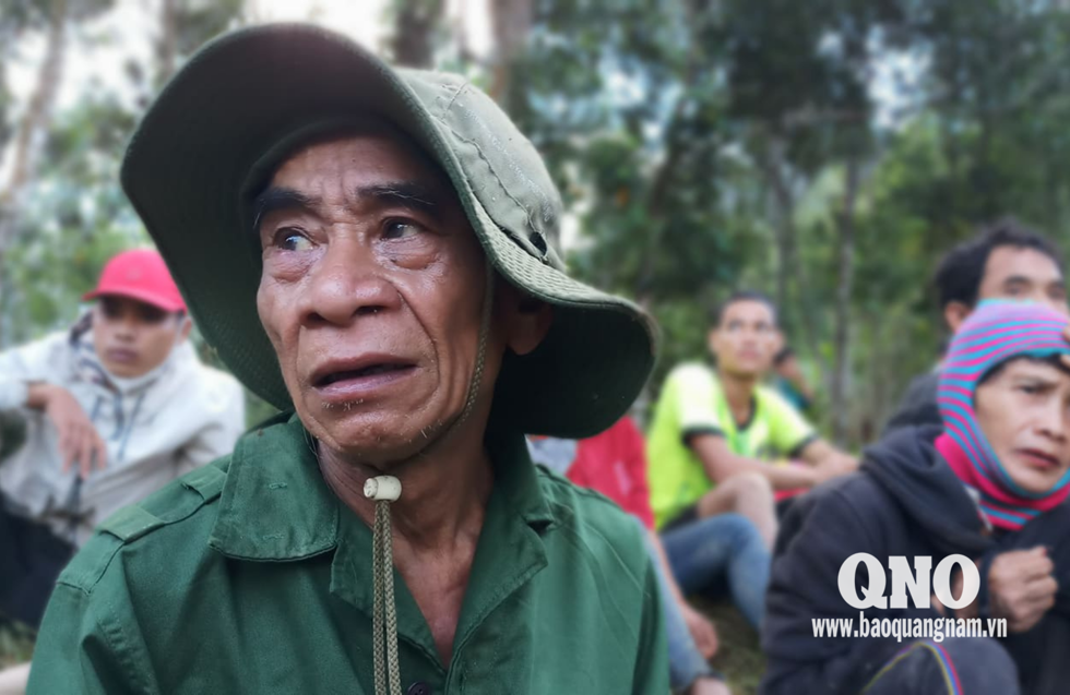 Người đàn ông đau đáu nhìn vào tàn cảnh còn sót lại sau trận sạt lở. Ông và vợ may mắn thoát chết nhưng 3 người thân là con trai, con dâu và cháu đã không thoát được. Ảnh: Quảng Nam Online