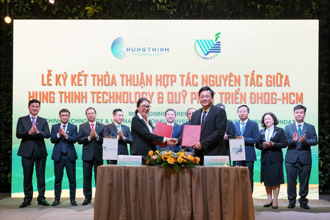 Bà Trần Thượng Thu Giang, Phó Tổng Giám đốc Tập đoàn Hưng Thịnh kiêm Chủ tịch HĐQT Hung Thinh Technology và PGS.TS Nguyễn Đình Tứ, Chánh Văn phòng ĐHQG TP HCM kiêm Giám đốc Quỹ Phát triển ĐHQG TP HCM thực hiện nghi thức ký kết thỏa thuận hợp tác trước sự chứng kiến của đại diện hai bên và các vị khách quý. Ảnh: HTN