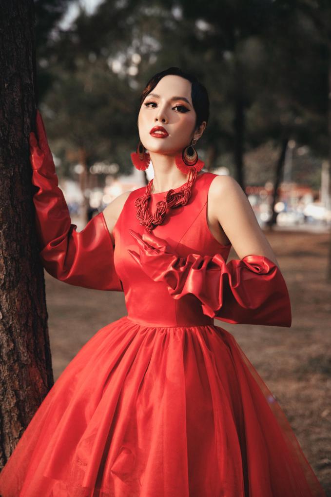 Hoa khôi Trà My sải bước cùng dàn hoa hậu, người mẫu đình đám trên sàn catwalk