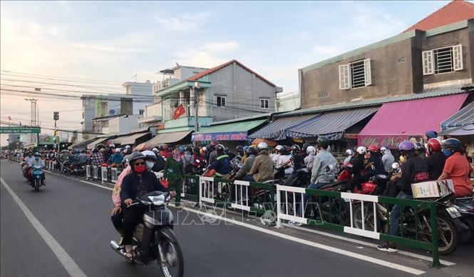 Lượng phương tiện qua phà Cát Lái khá đông, tuy nhiên không xày ra ùn ứ kéo dài như các năm trước. Ảnh: TTXVN