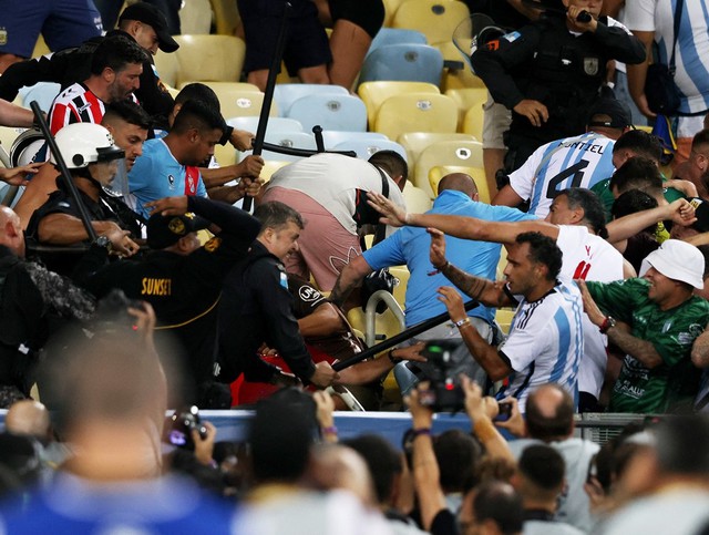 CĐV Argentina và Brazil ẩu đả trên khán đài, Messi vội gọi đồng đội vào đường hầm vì trận đấu tạm hoãn - Ảnh 5.