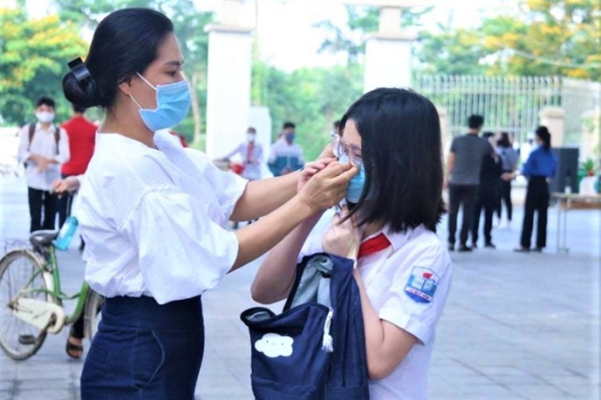 Để đảm bảo an toàn, cha mẹ cần tăng cường nhắc nhở con biện pháp tự bảo vệ, duy trì các thói quen phòng dịch mọi lúc mọi nơi.