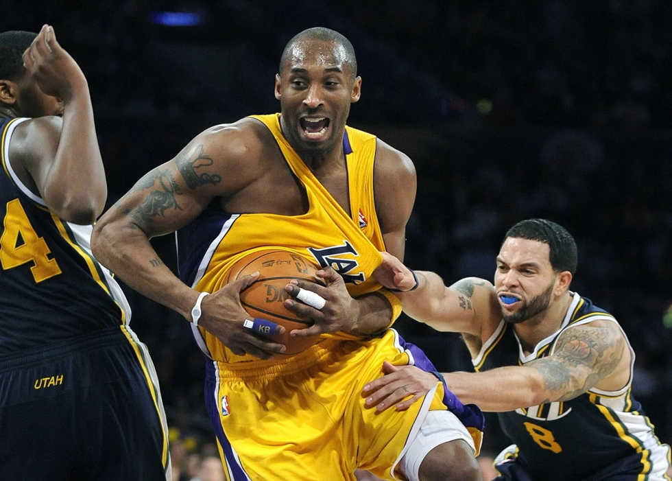 Kobe Bryan bị kéo áo bởi cầu thủ Utah Jazz tại giải đấu vào ngày 25/1/2011.