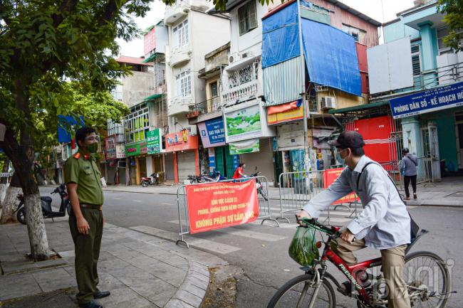 Lực lượng chức năng hướng dẫn người dân đi lỗi khác.