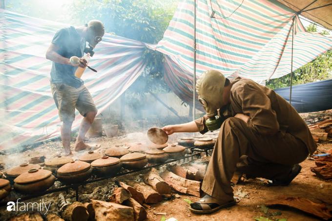 Chuyện lạ làng Vũ Đại: Đeo mặt nạ phòng độc để kho nồi cá bạc triệu