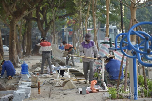 Chiều ngày 12/12, tại khu vực ven phố Trúc Bạch, Ngũ Xã, quận Ba Đình, Hà Nội các công nhân đang đẩy nhanh tiến độ thi công và dự kiến sẽ sẵn sàng đưa phố đi bộ Trúc Bạch đi vào hoạt động trước Tết Dương lịch 2023.