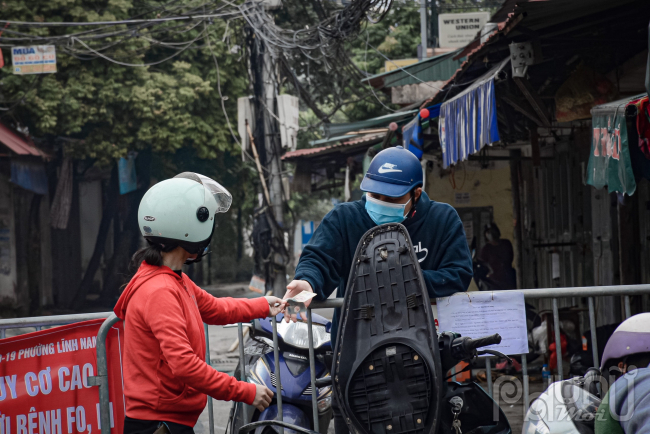 Ngoài ra, phường Lĩnh Nam thông báo cho người dân về thời gian, địa điểm cụ thể xét nghiệm Covid-19.