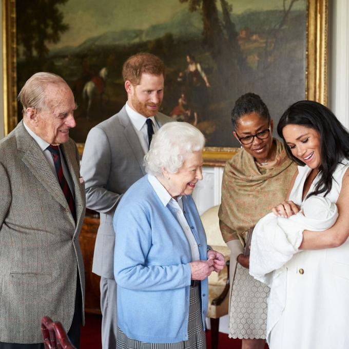 Nữ hoàng Elizabeth II của Anh nhìn chắt của mình, Archie, vào tháng 5-2019. Archie là con đầu lòng của hoàng tử Harry, thứ hai từ trái sang, và vợ Meghan, nữ công tước xứ Sussex. Hoàng tử Philip ở phía bên trái. Mẹ của Meghan, bà Doria Ragland, đứng bên phải cô - Ảnh: SussexRoyal