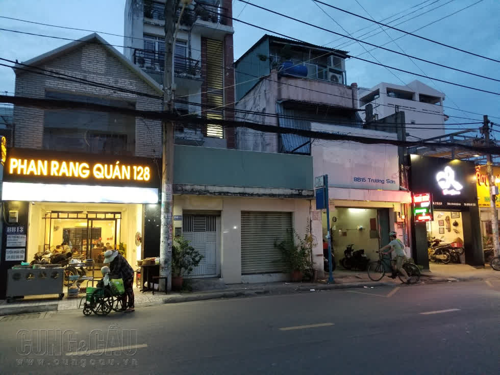 Quán ăn Phan Rang đa phần có món bánh căn được nấu trên khuôn đúc bằng đất nung, nên khi bánh chín sẽ có màu đen nhám cháy xém từ khuôn.