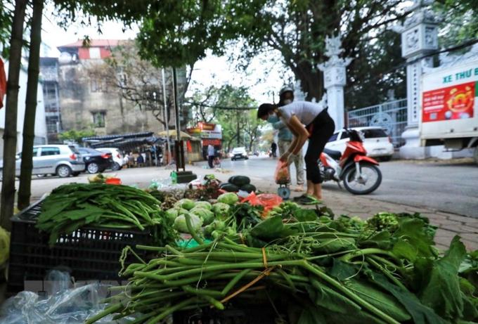 Các loại thực phẩm, rau xanh được bày bán trên vỉa hè. (Ảnh: Tuấn Anh/TTXVN)