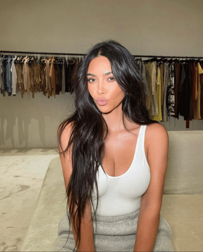 Kim Kardashian là một trong những celeb chịu nhất mỗi dịp Giáng sinh.