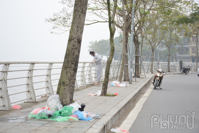 Bên cạnh đó thì vẫn còn một số người dân thiếu ý thức trong việc xả rác thải.