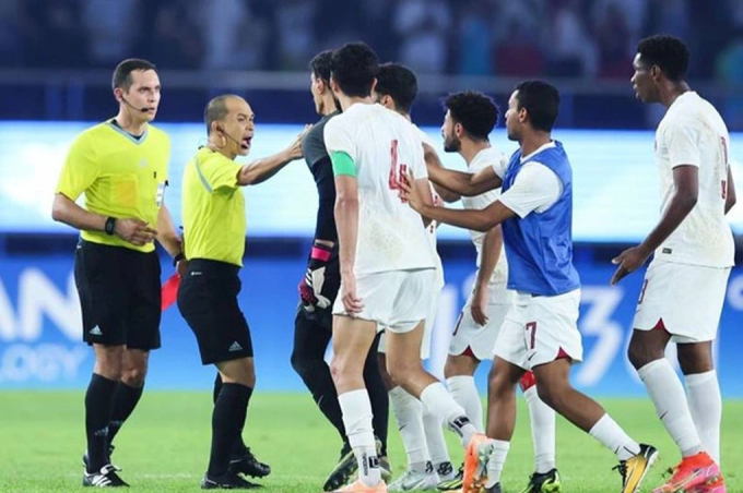 Các cầu thủ U23 Qatar bức xúc với trọng tài ở trận đấu U23 Trung Quốc.