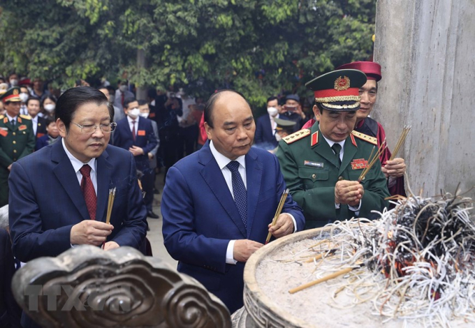 Chủ tịch nước Nguyễn Xuân Phúc cùng Lãnh đạo Đảng, Nhà nước dâng hương tại đền Thượng trong Khu Di tích lịch sử Quốc gia đặc biệt Đền Hùng (tỉnh Phú Thọ). (Ảnh: Thống Nhất/TTXVN)