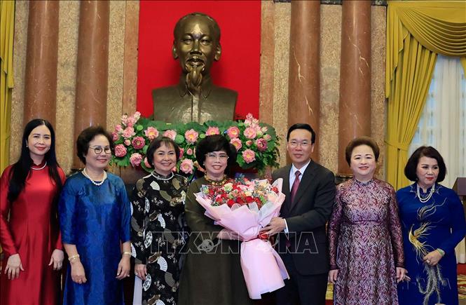 Chủ tịch nước Võ Văn Thưởng tiếp đoàn đại biểu Hiệp hội Doanh nhân nữ Việt Nam (VAWE) nhân kỷ niệm Ngày Doanh nhân Việt Nam 13/10 và Ngày Phụ nữ Việt Nam 20/10. Ảnh: Thống Nhất/TTXVN              Chủ tịch Quốc hội Vương Đình Huệ gặp mặt đoàn đại biểu phụ nữ Công an nhân dân nhân dịp kỷ niệm 40 năm Ngày thành lập Hội phụ nữ Bộ Công an (8/3/1983 – 8/3/2023). Ảnh: Doãn Tấn/TTXVN        