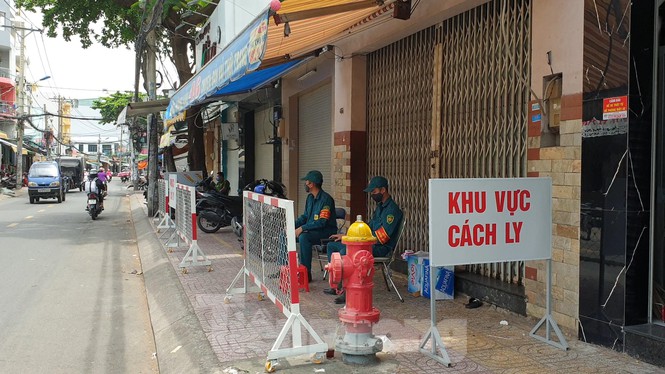 Khu vực cách ly trên đường đường Phú Thọ Hòa (quận Tân Phú, TP.HCM) đã được lực lượng chức năng cách ly, phong tỏa. Ảnh: Tiền Phong