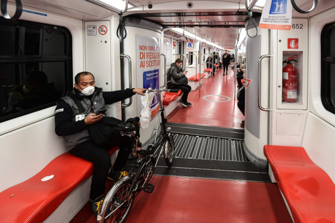 Một người đàn ông đeo khẩu trang trong khoang tàu metro ở Milan (Ảnh: Miguel Medina/AFP via Getty Images).