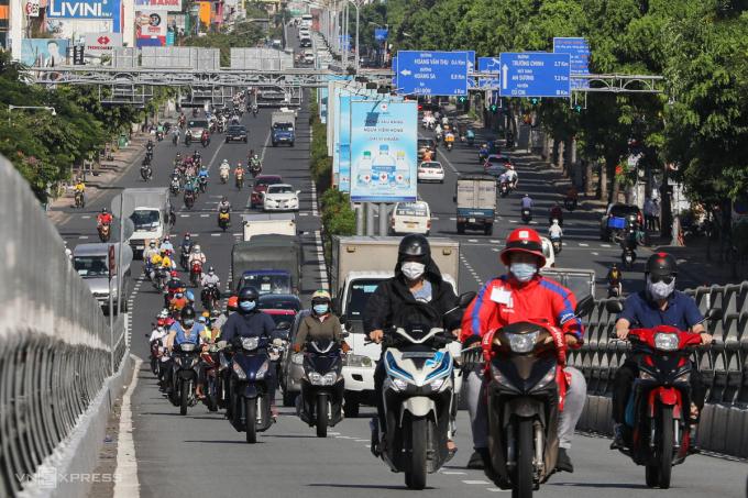   Cách đó 6 km, đường Cộng Hòa (quận Tân Bình), đoạn giao với đường Út Tịch người dân ra đường khá đông trong buổi sáng.  Đây là tuyến đường chính từ huyện Hóc Môn, quận 12, Tân Bình đi ra sân bay Tân Sơn Nhất và khu vực trung tâm nên bình thường luôn nhiều xe qua lại.  