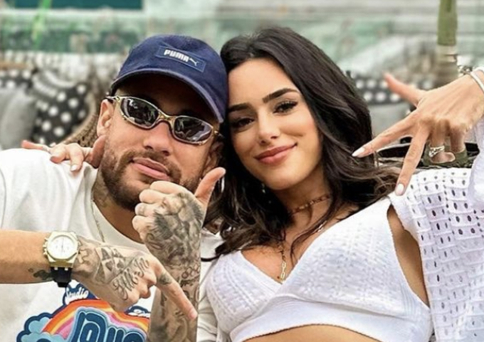 Bruna và Neymar khi thông báo có con đầu lòng hồi thagns 4