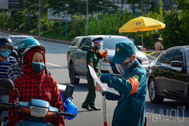 Người dân muốn di chuyển qua cầu Nhật Tân phải có giấy tờ hợp lệ đầy đủ.